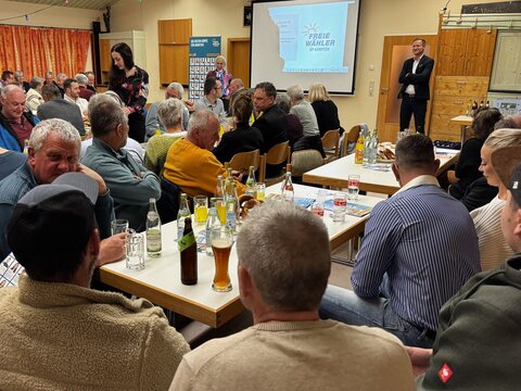 Volles Musikheim Neuhausen bei Vorstellungsversammlung der Freien Wähler-ÜP Kempten