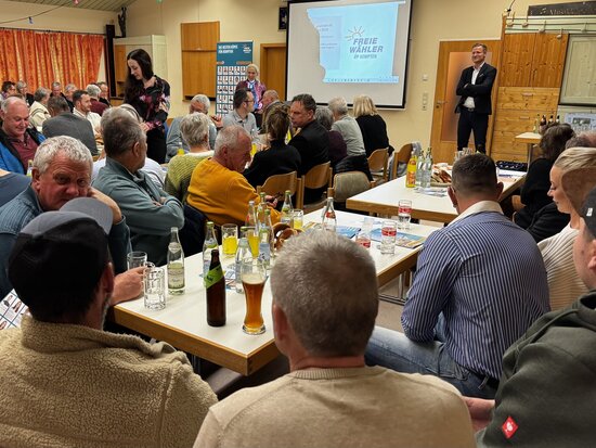 Volles Musikheim Neuhausen bei Vorstellungsversammlung der Freien Wähler-ÜP Kempten